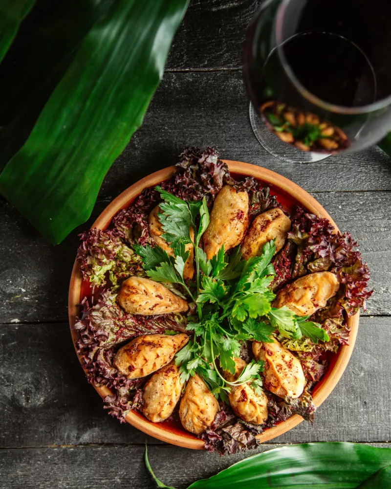 Plat dressé avec soin sur une table conviviale, vue du dessus