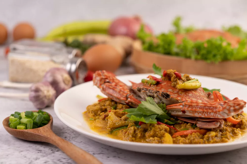 Cari de crabe créole servi avec légumes frais et herbes