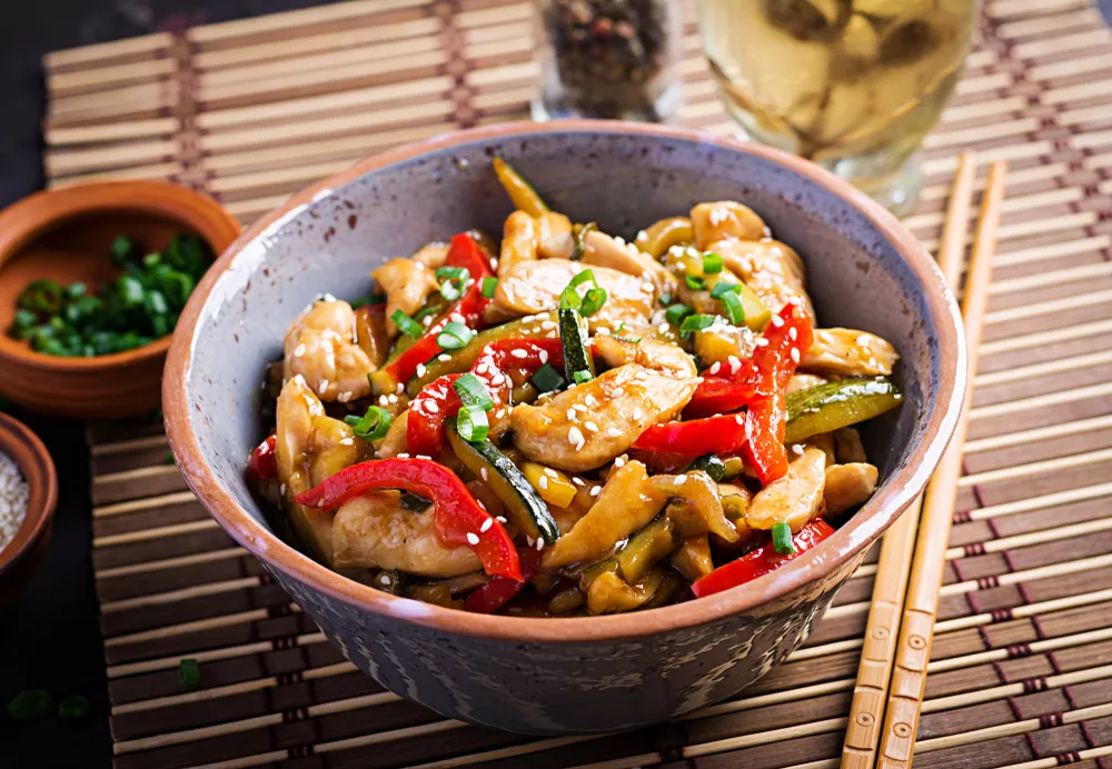 Sauté généreux de viande et légumes croquants, parsemé de sésame