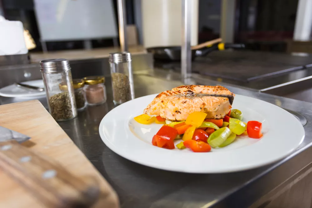 Pavé de saumon grillé et légumes du marché, cuisine métropolitaine